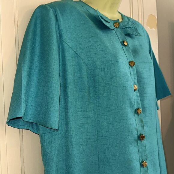 Vintage 60s Shimmery Turquoise Shift Short Sleeve Dress with shiny gold buttons - Picture 9 of 10